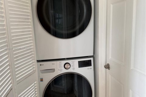 Condo in Miami, Florida, 2 bedrooms  № 1982826 - photo 21