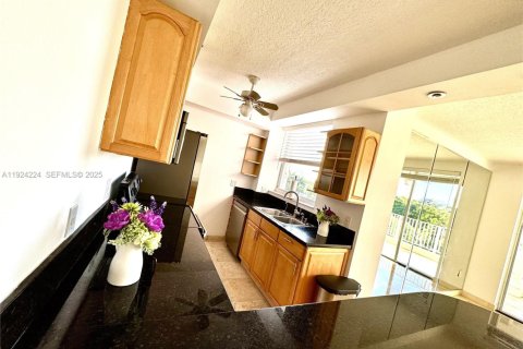 Condo in Miami, Florida, 2 bedrooms  № 1982826 - photo 7