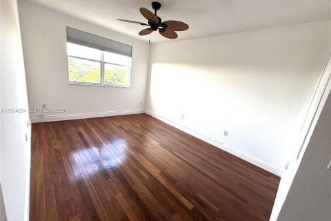 Condo in Miami, Florida, 2 bedrooms  № 1982826 - photo 13