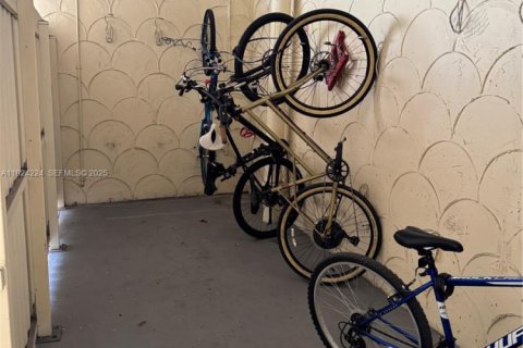 Condo in Miami, Florida, 2 bedrooms  № 1982826 - photo 24