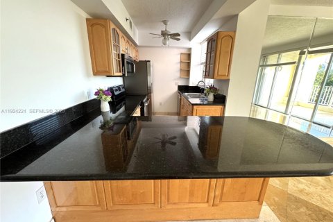 Condo in Miami, Florida, 2 bedrooms  № 1982826 - photo 11
