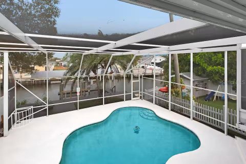 House in Tampa, Florida 4 bedrooms, 219.25 sq.m. № 2226107 - photo 14