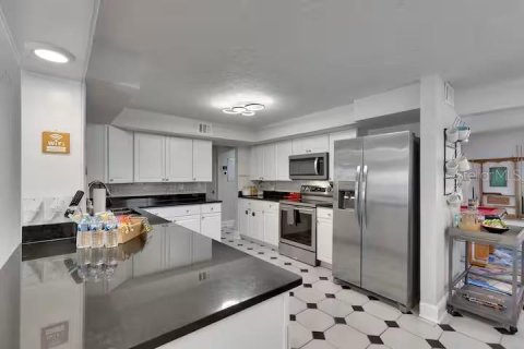 House in Tampa, Florida 4 bedrooms, 219.25 sq.m. № 2226107 - photo 2