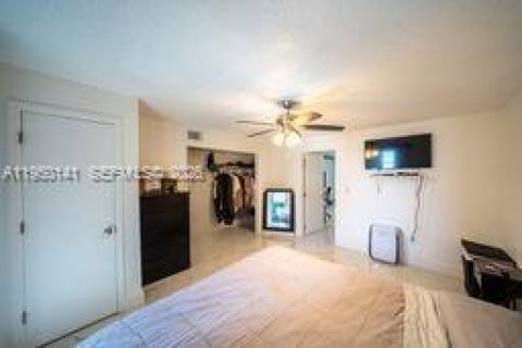 House in North Miami, Florida 4 bedrooms, 152.36 sq.m. № 2005445 - photo 29