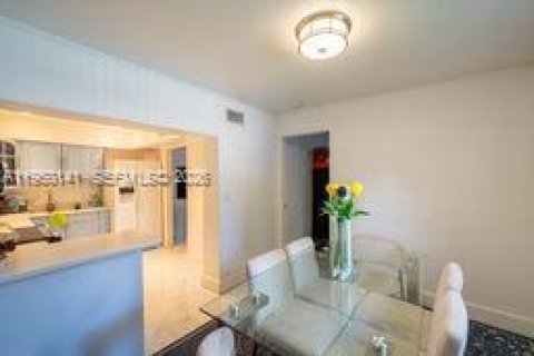 House in North Miami, Florida 4 bedrooms, 152.36 sq.m. № 2005445 - photo 20