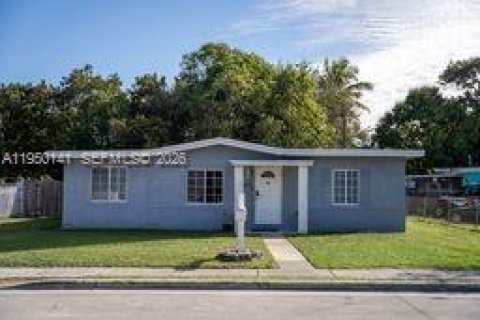 House in North Miami, Florida 4 bedrooms, 152.36 sq.m. № 2005445 - photo 2