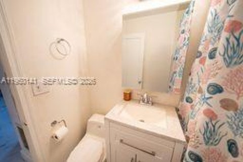 House in North Miami, Florida 4 bedrooms, 152.36 sq.m. № 2005445 - photo 6