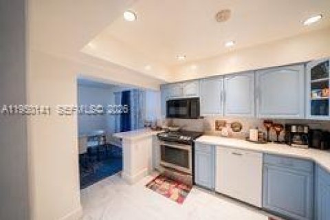 House in North Miami, Florida 4 bedrooms, 152.36 sq.m. № 2005445 - photo 11