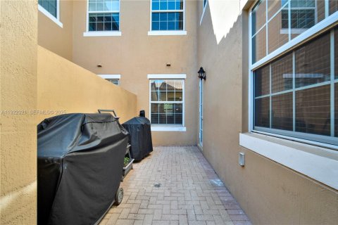 Купить таунхаус в Пемброк-Пайнс, Флорида 3 спальни, 169.64м2, № 1977165 - фото 26