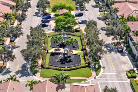 Купить таунхаус в Пемброк-Пайнс, Флорида 3 спальни, 169.64м2, № 1977165 - фото 27