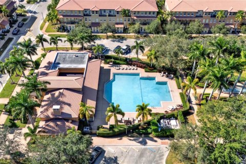 Купить таунхаус в Пемброк-Пайнс, Флорида 3 спальни, 169.64м2, № 1977165 - фото 28