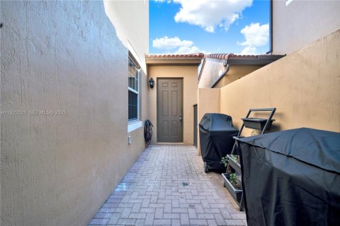 Купить таунхаус в Пемброк-Пайнс, Флорида 3 спальни, 169.64м2, № 1977165 - фото 25