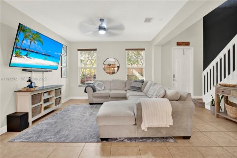 Купить таунхаус в Пемброк-Пайнс, Флорида 3 спальни, 169.64м2, № 1977165 - фото 5