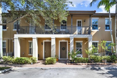 Купить таунхаус в Пемброк-Пайнс, Флорида 3 спальни, 169.64м2, № 1977165 - фото 1