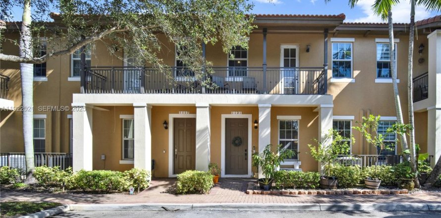 Таунхаус в Пемброк-Пайнс, Флорида 3 спальни, 169.64м2 № 1977165