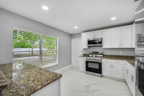 Casa en venta en Tampa, Florida, 4 dormitorios, 158.86 m2 № 1870375 - foto 14