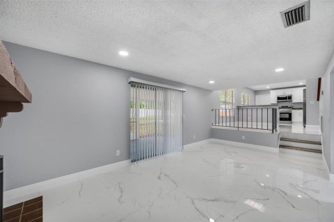Casa en venta en Tampa, Florida, 4 dormitorios, 158.86 m2 № 1870375 - foto 11