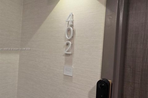 Купить кондоминиум в Бей-Харбор-Айлендс, Флорида 2 спальни, 121.05м2, № 1966116 - фото 13