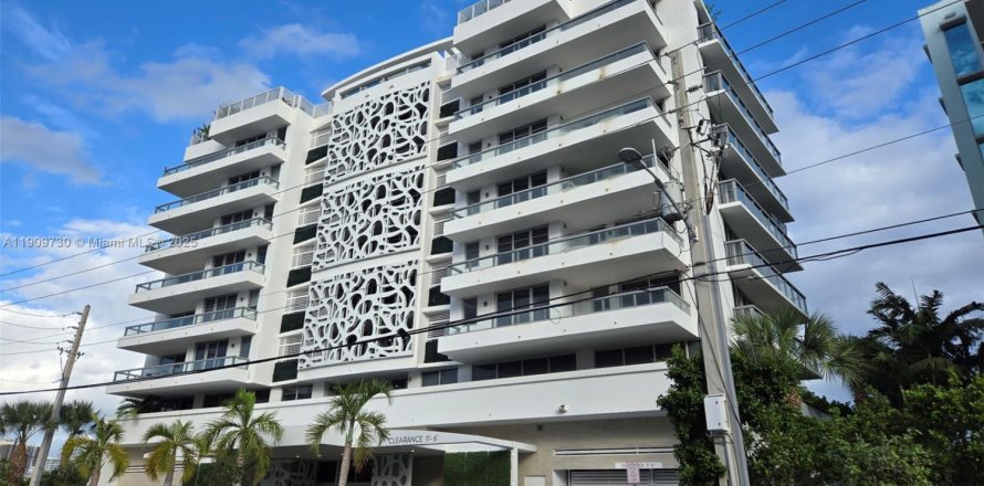 Кондоминиум с 2 спальнями в Бей-Харбор-Айлендс, Флорида № 1966116