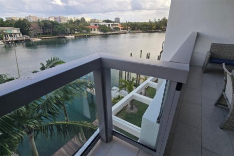 Купить кондоминиум в Бей-Харбор-Айлендс, Флорида 2 спальни, 121.05м2, № 1966116 - фото 25