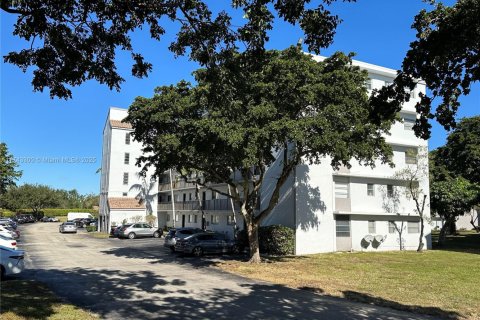 Condominio en venta en Miramar, Florida, 2 dormitorios, 77.29 m2 № 1712247 - foto 1