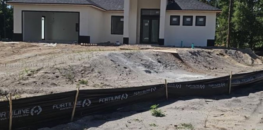 House in Lehigh Acres, Florida 4 bedrooms № 2056277