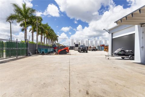 Commercial property in Homestead, Florida № 1877626 - photo 13