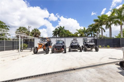 Commercial property in Homestead, Florida № 1877626 - photo 22