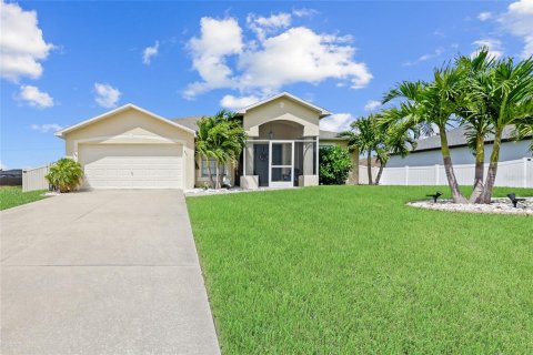 House in Cape Coral, Florida 3 bedrooms, 151.8 sq.m. № 1649904 - photo 1
