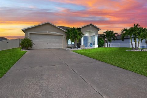 House in Cape Coral, Florida 3 bedrooms, 151.8 sq.m. № 1649904 - photo 2