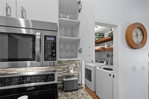House in Cape Coral, Florida 3 bedrooms, 151.8 sq.m. № 1649904 - photo 22