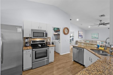 House in Cape Coral, Florida 3 bedrooms, 151.8 sq.m. № 1649904 - photo 21