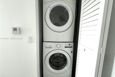 Condominio en alquiler en Miami, Florida, 2 dormitorios, 90.77 m2 № 2026053 - foto 9