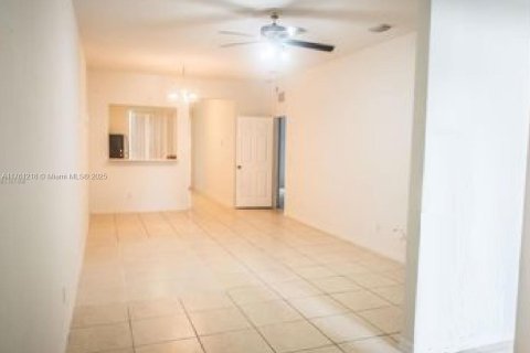 Townhouse in Homestead, Florida 3 bedrooms, 110.46 sq.m. № 1707392 - photo 2