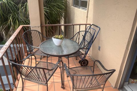 Condo in Sweetwater, Florida, 2 bedrooms  № 1704975 - photo 12