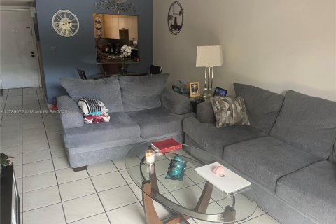 Condo in Sweetwater, Florida, 2 bedrooms  № 1704975 - photo 10