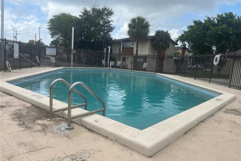 Condo in Sweetwater, Florida, 2 bedrooms  № 1704975 - photo 17