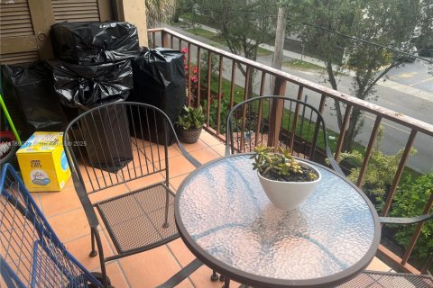 Condo in Sweetwater, Florida, 2 bedrooms  № 1704975 - photo 11