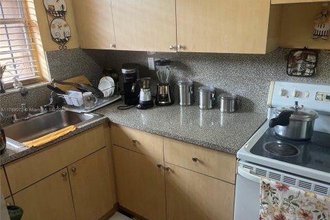 Condo in Sweetwater, Florida, 2 bedrooms  № 1704975 - photo 6