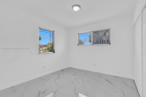 House in Hialeah, Florida 3 bedrooms, 127.74 sq.m. № 1850554 - photo 17
