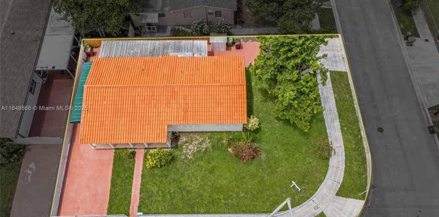 House in Hialeah, Florida 3 bedrooms, 127.74 sq.m. № 1850554