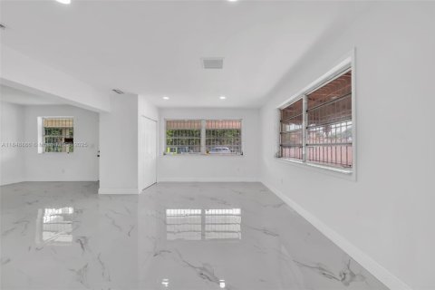 House in Hialeah, Florida 3 bedrooms, 127.74 sq.m. № 1850554 - photo 28