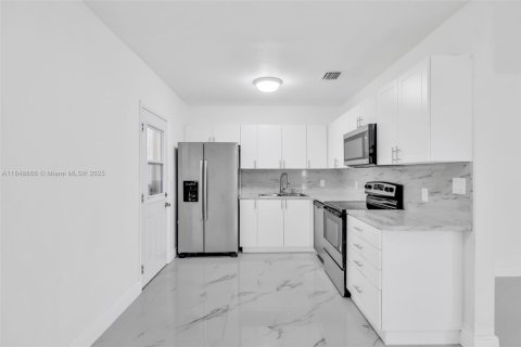 House in Hialeah, Florida 3 bedrooms, 127.74 sq.m. № 1850554 - photo 9