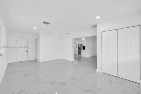 House in Hialeah, Florida 3 bedrooms, 127.74 sq.m. № 1850554 - photo 27