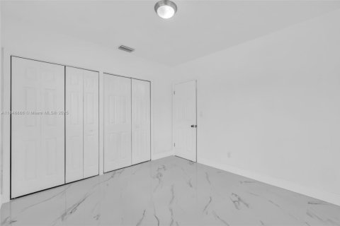 House in Hialeah, Florida 3 bedrooms, 127.74 sq.m. № 1850554 - photo 16