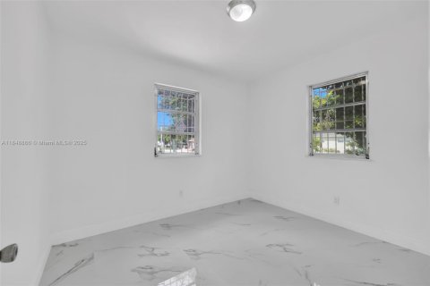 House in Hialeah, Florida 3 bedrooms, 127.74 sq.m. № 1850554 - photo 15