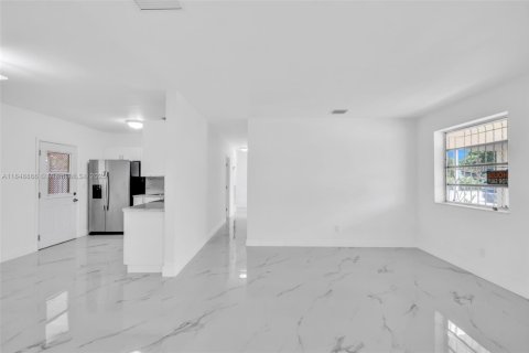 House in Hialeah, Florida 3 bedrooms, 127.74 sq.m. № 1850554 - photo 23