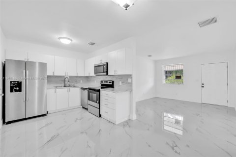 House in Hialeah, Florida 3 bedrooms, 127.74 sq.m. № 1850554 - photo 22