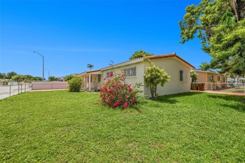 House in Hialeah, Florida 3 bedrooms, 127.74 sq.m. № 1850554 - photo 6