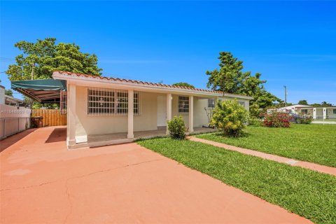 House in Hialeah, Florida 3 bedrooms, 127.74 sq.m. № 1850554 - photo 4